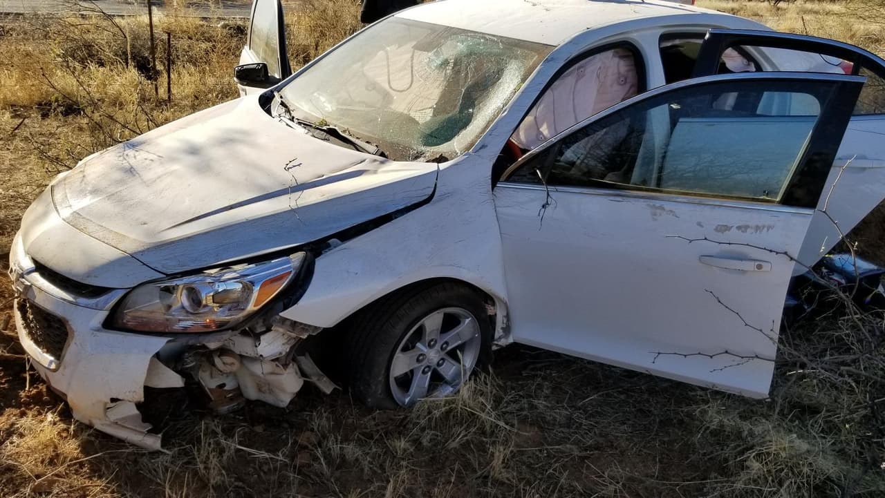 Así quedó el vehículo en el que se transportaba. Los indocumentados fueron extraidos de la cajuela y asistidos por equipos de emergencias.