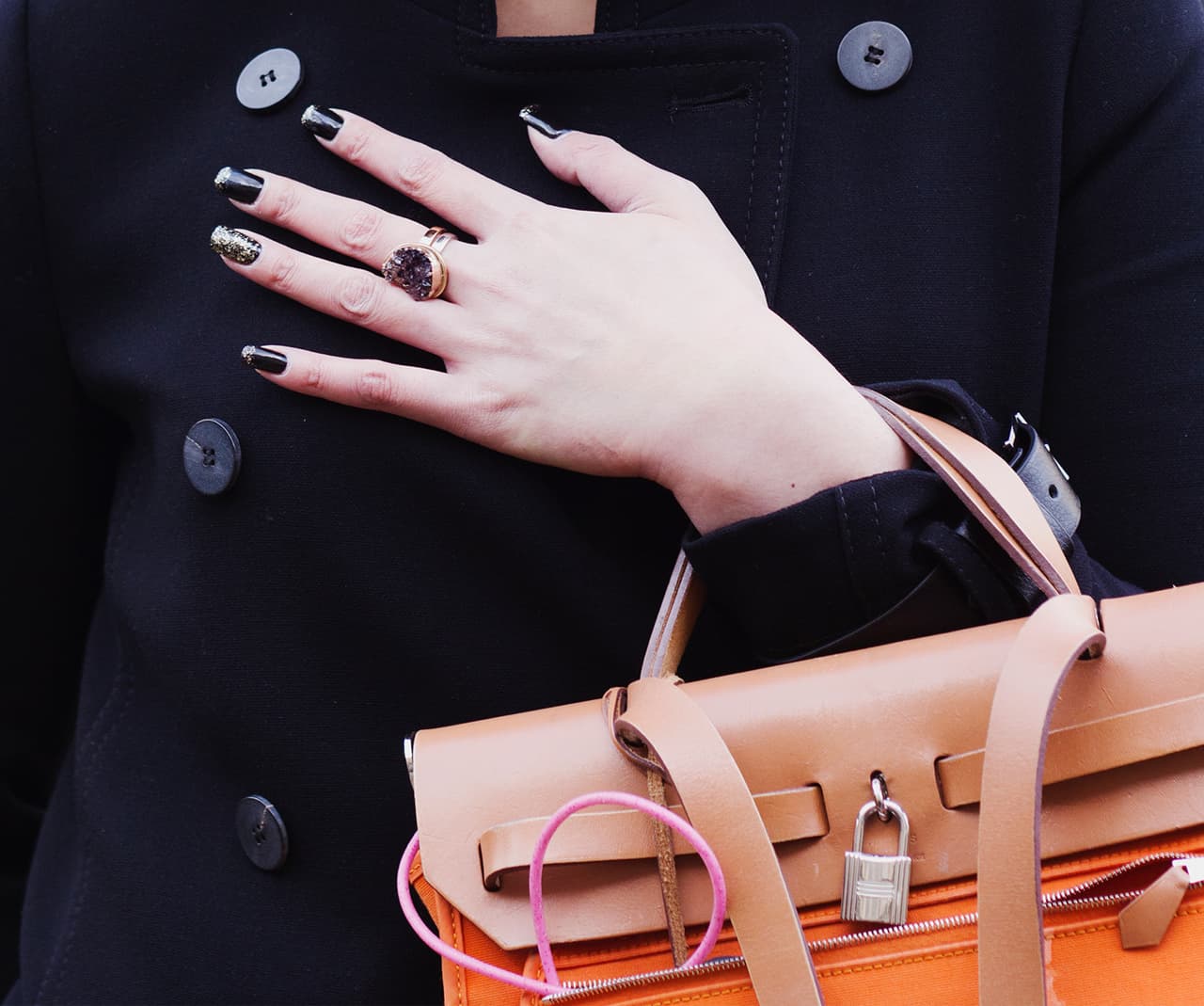 El anillo coordinado con el nail art.