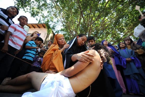 En Filipinas, los feligreses se crucifican y flagelan para celebrar el Viernes Santo.