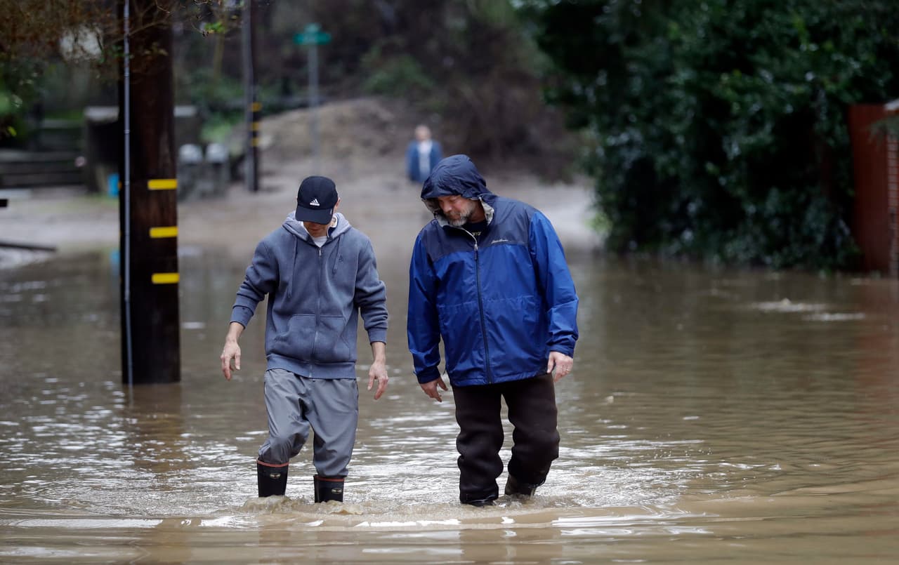 Los residentes del Felton no se resistieron a salir a caminar por las calles inundadas.