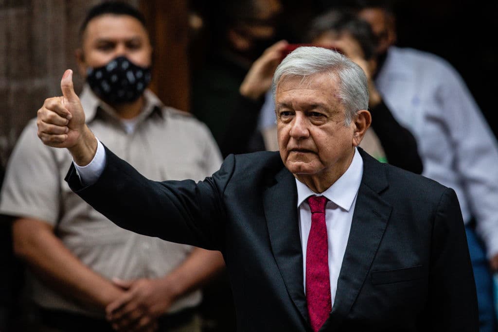 "Viva la democracia", dijo AMLO tras ejercer su derecho al voto en la casilla del Museo de Arte de la Secretaría de Hacienda.