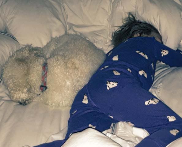 ¿Así o más tierno? Mateo es fan de los animales y suele dormir acompañado de su mascota.