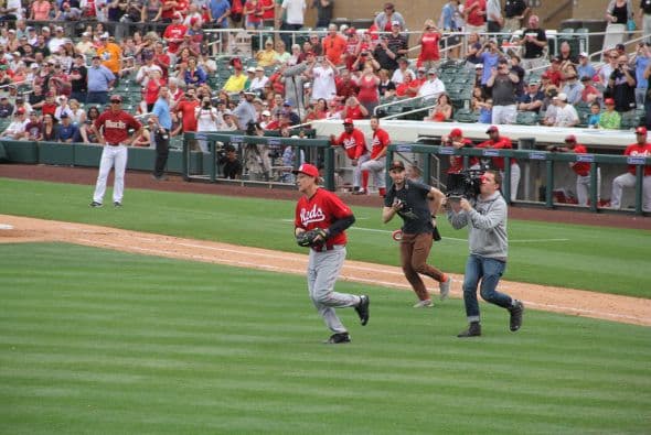 ¡El famoso comediante Will Ferrell se lució jugando con 10 equipos diferentes de la MLB  en cinco partidos del Spring Training en un solo día! Mientras los fans le hacían porras al comediante, éste les hacía bromas desde la cancha. Su hazaña fue grabada para una producción televisiva que será transmitida por HBO a finales de año.
