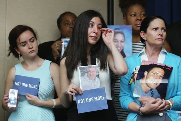 Danielle Vabner, Miya Rahamin y Caren Teves tienen fotos de sus seres queridos que fueron asesinados por la violencia armada en EEUU.