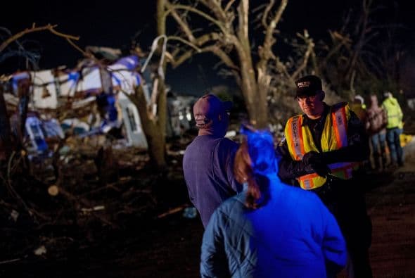 Dos personas perdieron la vida y sobre una veintena resultaron heridas luego del paso de fuertes tornados que tocaron tierra en los poblados de Rochelle y Fairdale a unas 80 millas al noroeste de Chicago la noche del jueves. Rescatistas continúan en la búsqueda de personas desaparecidas entre los escombros.