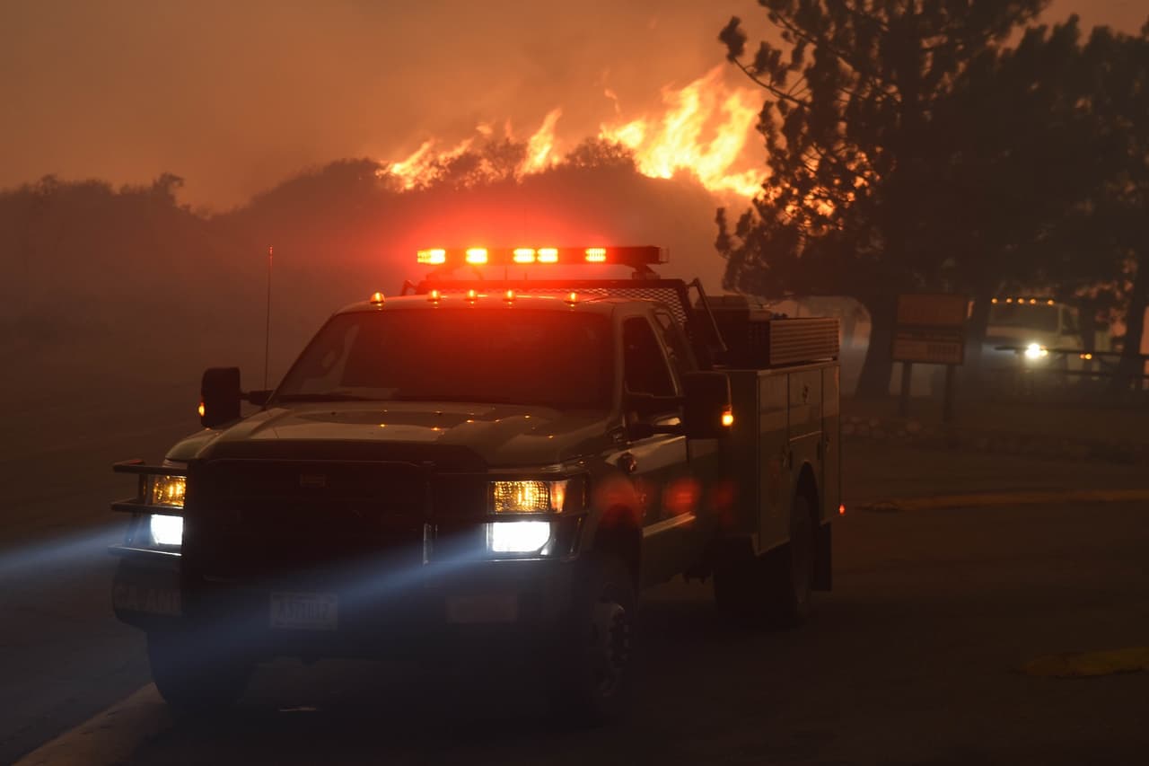 Un incendio forestal amenaza 1,500 viviendas en el condado de Los Ángeles
