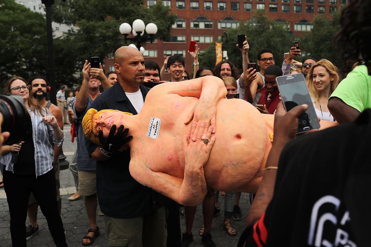 Según informaron varios medios, el proyecto de arte político del colectivo anarquista Indecline se llama 'El emperador no tiene bolas', (
<i>The Emperor Has No Balls,</i> por su nombre original en inglés) y se ha inspirado en un cuento del escritor danés Hans Christian Andersen del siglo XIX 'El traje nuevo del emperador', que trata sobre un gobernante demasiado confiado en sí mismo.