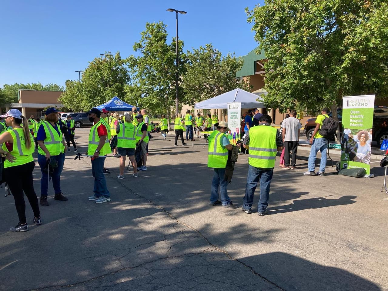 La jornada incluyó la limpieza de dos vecindarios. De 9 a 11 am, un grupo estuvo en las calles del barrio Olmos, y posteriormente recogieron basura en el sector de la tienda Hanoian’s.