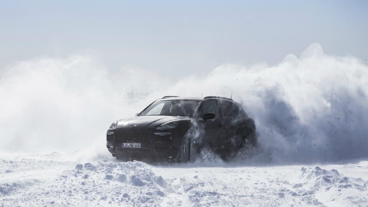 De nueva cuenta Porsche sorprende y lo hace con la incorporación de 
<b>nuevos frenos de superficie recubierta</b> (PSCB, por sus siglas en inglés), los cuales incluyen 
<b>una capa de carburo de tugsteno </b>que los hace más eficientes en situaciones de emergencia.