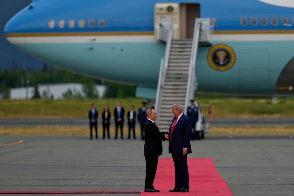Donald Trump y Vladimir Putin se saludan en Alaska antes de iniciar la cumbre sobre Ucrania, el 15 de agosto de 2025.