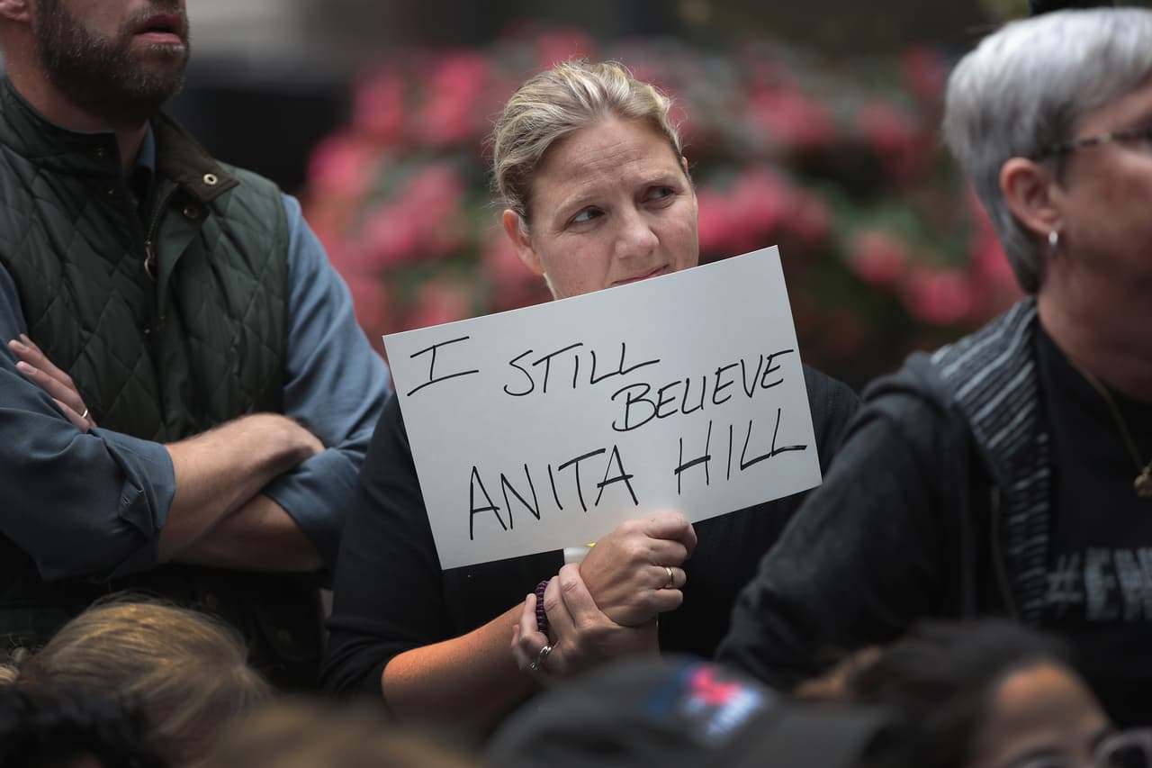 <b>“Todavía le creo a Anita Hill”, </b>se lee en el mensaje que muestra una manifestante en Chicago. Hace referencia a la denuncia de acoso sexual que en 1991 hizo la abogada contra el 
<b><a href="https://www.univision.com/noticias/politica/fotografias-interactivas-las-similitudes-y-diferencias-entre-el-interrogatorio-a-anita-hill-1991-y-a-christine-blasey-ford-2018?1212312oiiouuoui=">entonces nominado Clarence Thomas.</a></b>