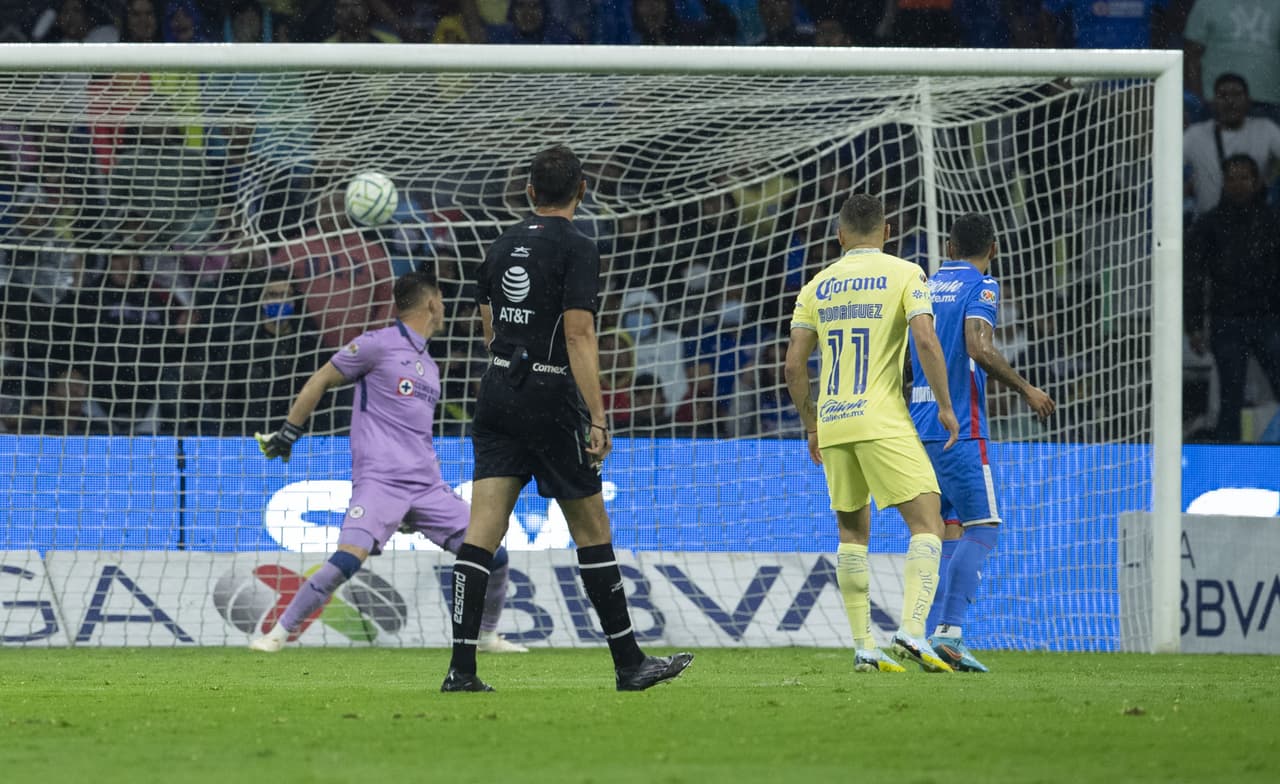 Las Águilas del 'Tano' Ortíz se dieron un festín en la cancha del Estadio Azteca luego de golear 7-0, con siete anotadores diferentes, a un Cruz Azul que está muy cerca del abismo y con un DT que tiene las horas contadas.