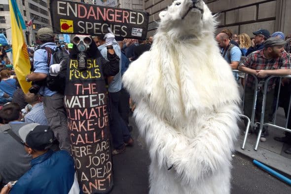 Un hombre vestido como un oso polar tomó parte en las manifestaciones.