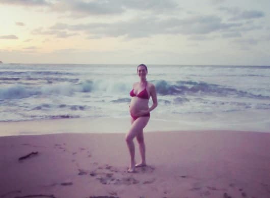 WOW! Anne Hathaway por fin mostró su pancita de embarazada en esta linda imagen recibiendo el Año Nuevo en la playa.