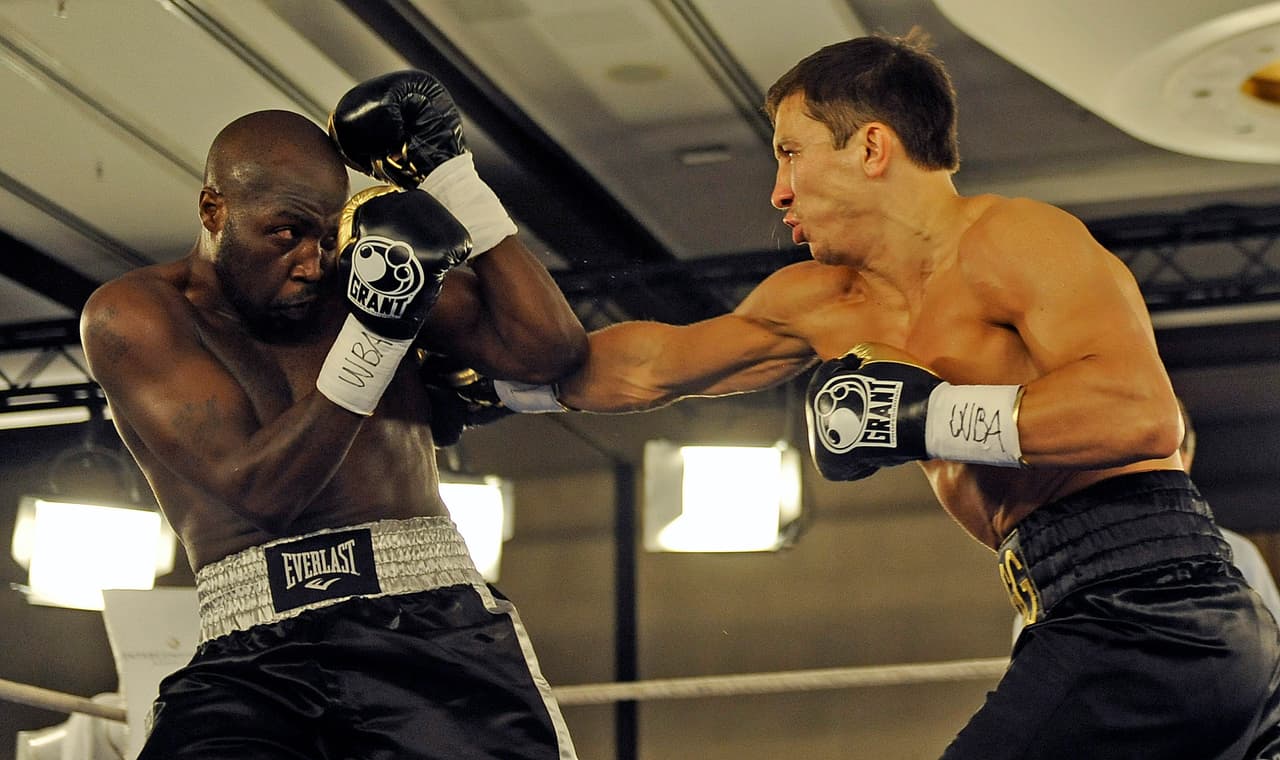 Acumula un porcentaje de KO’s del 90 por ciento, la mejor cifra histórica en la división de pesos medianos. En su época amateur, el kazajo peló 350 combates. Sólo perdió cinco, entre ellas la final de los JJOO de 2004. Nunca fue noqueado.