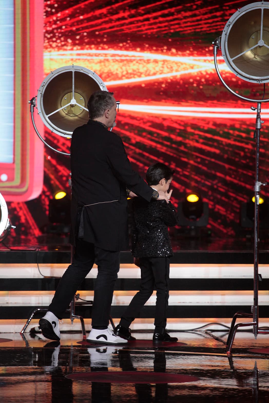 Posteriormente tomó a Kevin de la mano, juntos se dirigieron hacia la orquesta de Pepe Závala.