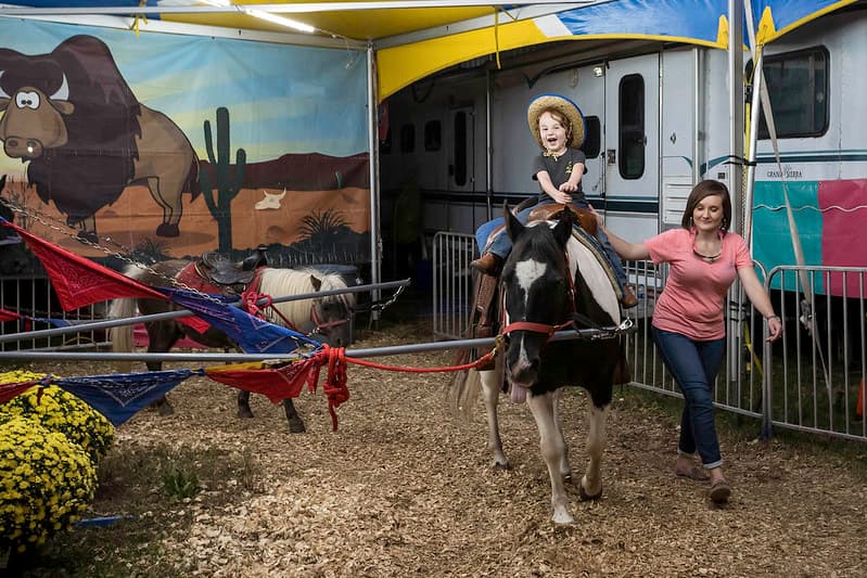 Si prefieres tener acceso a todas las atracciones puedes adquirir el brazalete ilimitado por $ 40. Las entradas serán vendidas en el Recinto Ferial en la taquilla de Trinity Road (N.C. State Fair Gate 9), también en el Museo de Historia de Carolina del Norte, en el State Farmers Market y en las estaciones de servicio Circle K. De igual manera pueden adquirirse en la página web: 
<a href="https://www.ncstatefair.org/2021/Visitor/Tickets.htm" target="_blank">ncstatefair.org </a>
