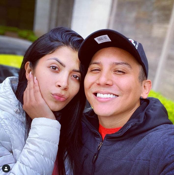 La madre de Kimberly Flores también dio fuertes declaraciones contra su hija para la revista TVNotas. "Conozco a Kimberly y a ella le gustan los hombres altos y morenos. Edwin tiene plata, pero estoy segura de que, si no fuera así, le daría asco, porque no quiere a los enanos. La ambición de mi hija es muy fuerte, tanto así que se la pasa pegada a Edwin para cuidarlo. Para que no llegue otra y se meta”, afirmó
<br>