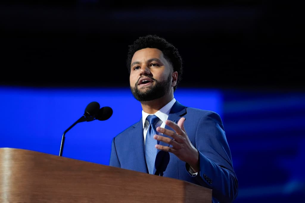 Detienen a hombre acusado de agredir al congresista Maxwell Frost en el Festival de Sundance