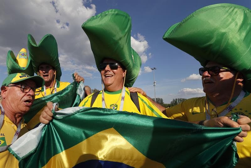 La colorido de Brasil y la fiesta de Serbia marcan dos estilos diferentes de sus hinchas y eso es algo que se refleja en medio del partido del grupo E del Mundial de Rusia 2018.