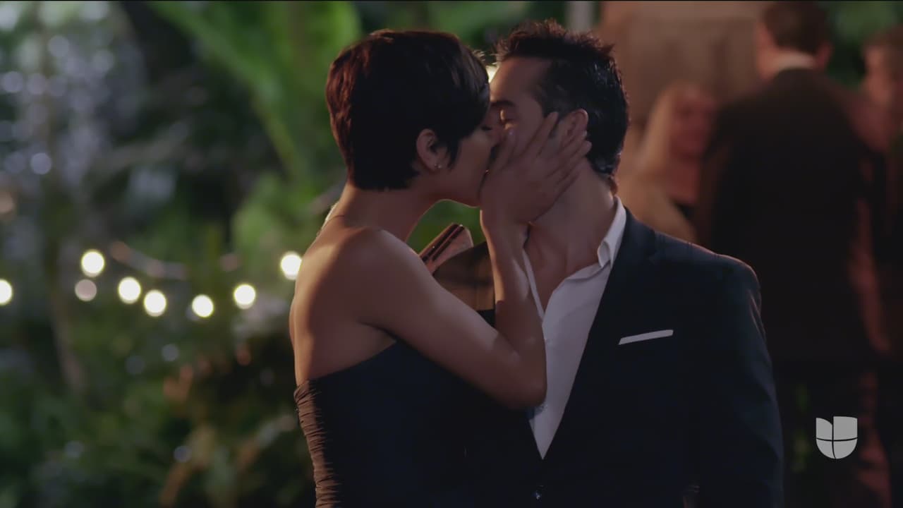 Sonia no dejó pasar la oportunidad de besar apasionadamente a su novio.