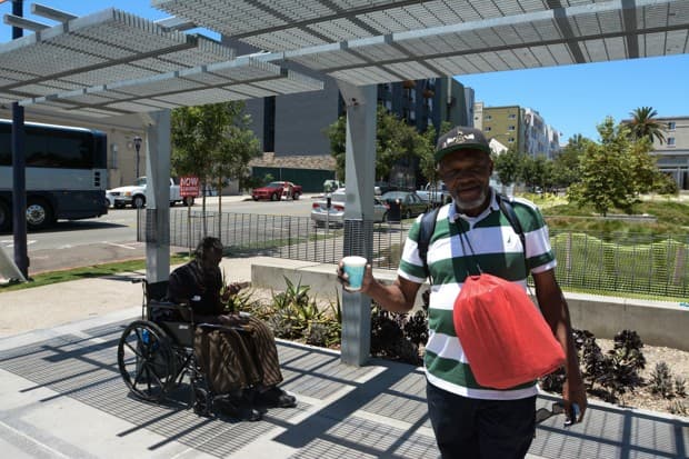 El pastor Gary Allen Peterson, en el barrio East Village de San Diego, habla de las citaciones emitidas por la policía a las personas sin hogar.