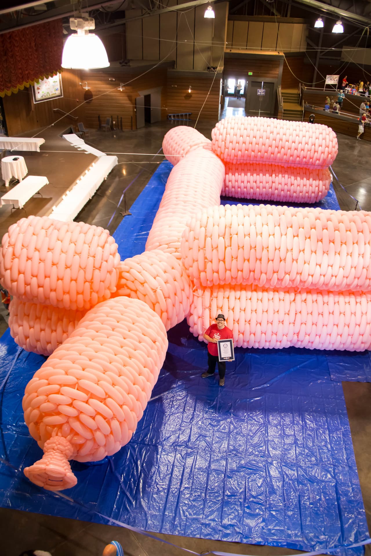 Sus cuatro hijos y su esposa lo apoyaron durante cuatro meses para que imprimiera su creatividad de esta forma.