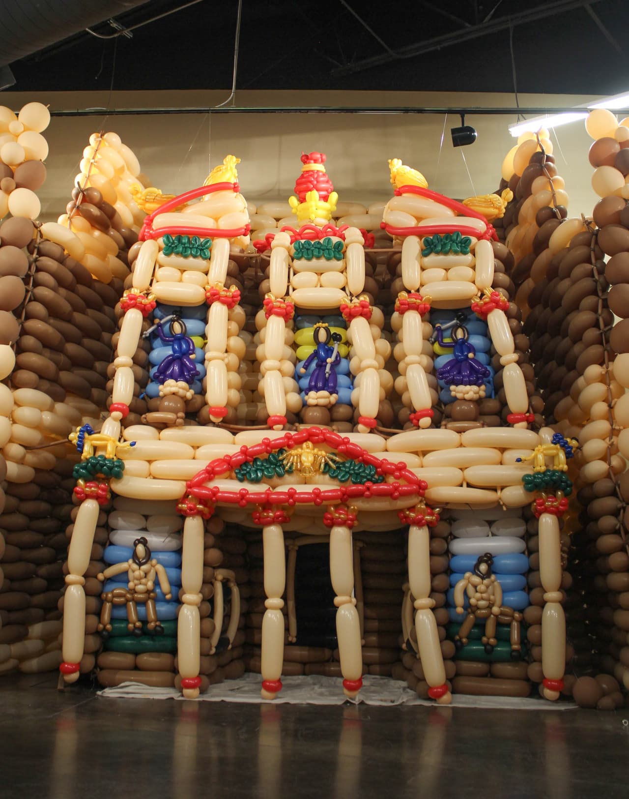 Jeremy Telford es súper fan de los globos, ¡por eso construyó las siete nuevas maravillas del mundo! Aquí puedes ver la famosa entrada de Petra, en Jordania,