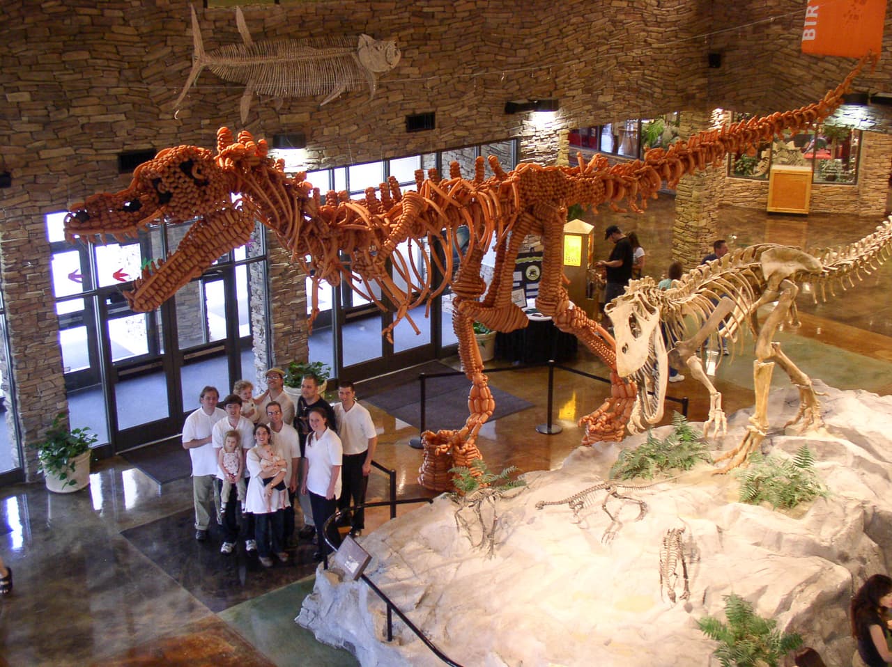 ¿Imaginas lo complicado que podría ser construir un dinosaurio sólo con globos? ¡Este hombre tiene gran talento!