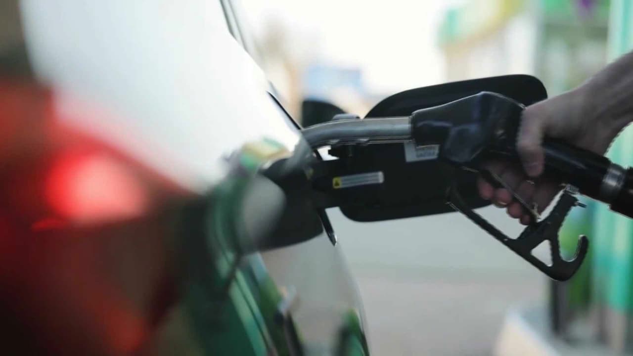 Precio de la gasolina hoy 30 de abril en EEUU, en promedio $4,30 dólares en California supera los $6