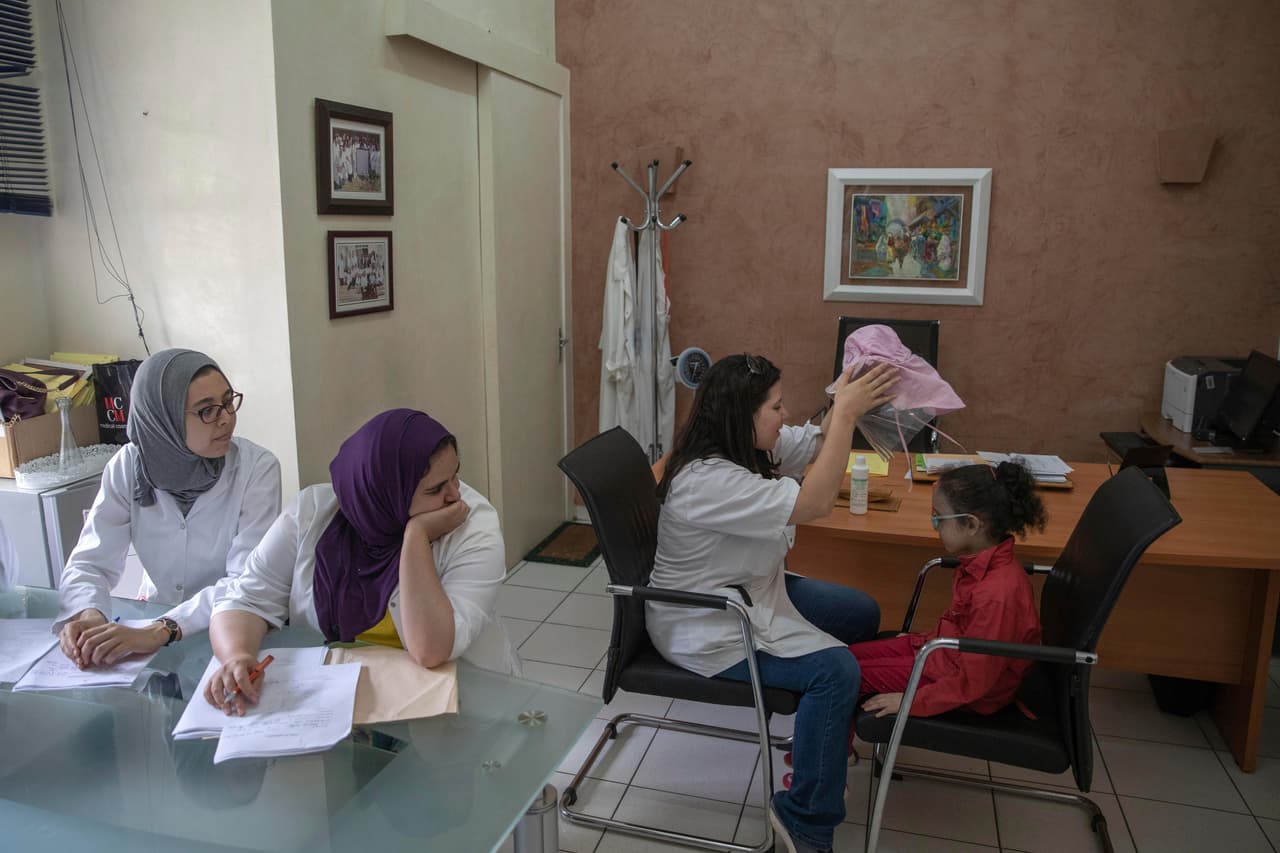 Los grupos de apoyo de XP comparten cada vez más consejos en línea. El año pasado, celebraron una reunión excepcional en Londres para compartir "cientos de consejos prácticos", protecciones de ventanas o medidores para medir la luz, e incluso un protector facial diseñado en Francia con un ventilador, dijo la investigadora de NIH Deborah Tamura.