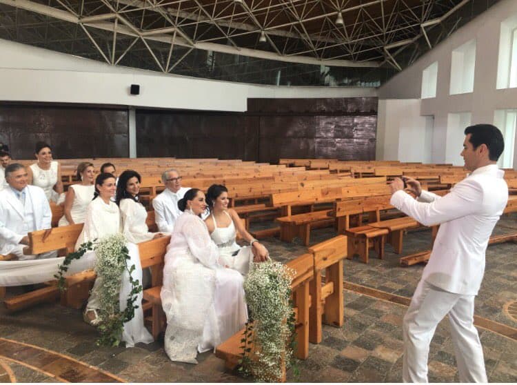 Aquí le tocó ser fotógrafo al guapísimo David Zepeda. ¡La boda no podía faltar! ¡Sin duda fueron un elenco de lujo! Todos querían tener un recuerdo de tan maravillosos momentos.