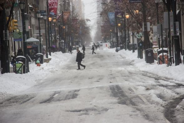 Imagenes de personas que salieron sin importar la tormenta de nieve en Filadelfia. Febrero marcó un récord de nieve que no se ha visto en 150 años.