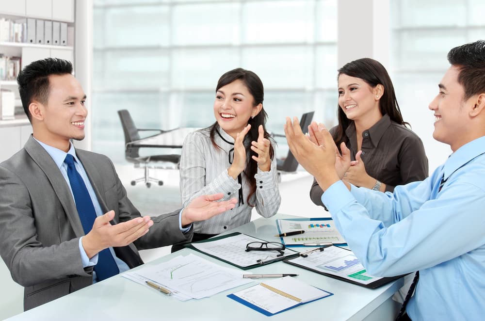 <b>Cáncer</b>
<br>
<b>Un ascenso laboral puro y limpio, un amor que regresa</b>
<br>Si en esta etapa estás solo o sola por haber terminado una relación sentimental, el aviso astral es que no te impacientes tratando de encontrar pareja porque en esa actitud podrías perder energías y acercarte a la persona equivocada. Con tu ingenio y actitud optimista estarás venciendo obstáculos y colocándote en una posición ventajosa en tu trabajo, sin tener que humillar a nadie ni aplastar a otros. Tu ascenso será puro y limpio, y esto se reconoce por todos en tu empresa. Tu triunfo en la vida financiera está llegando lo cual unido a un amor que regresa coronará este período con mucha alegría en tu vida.