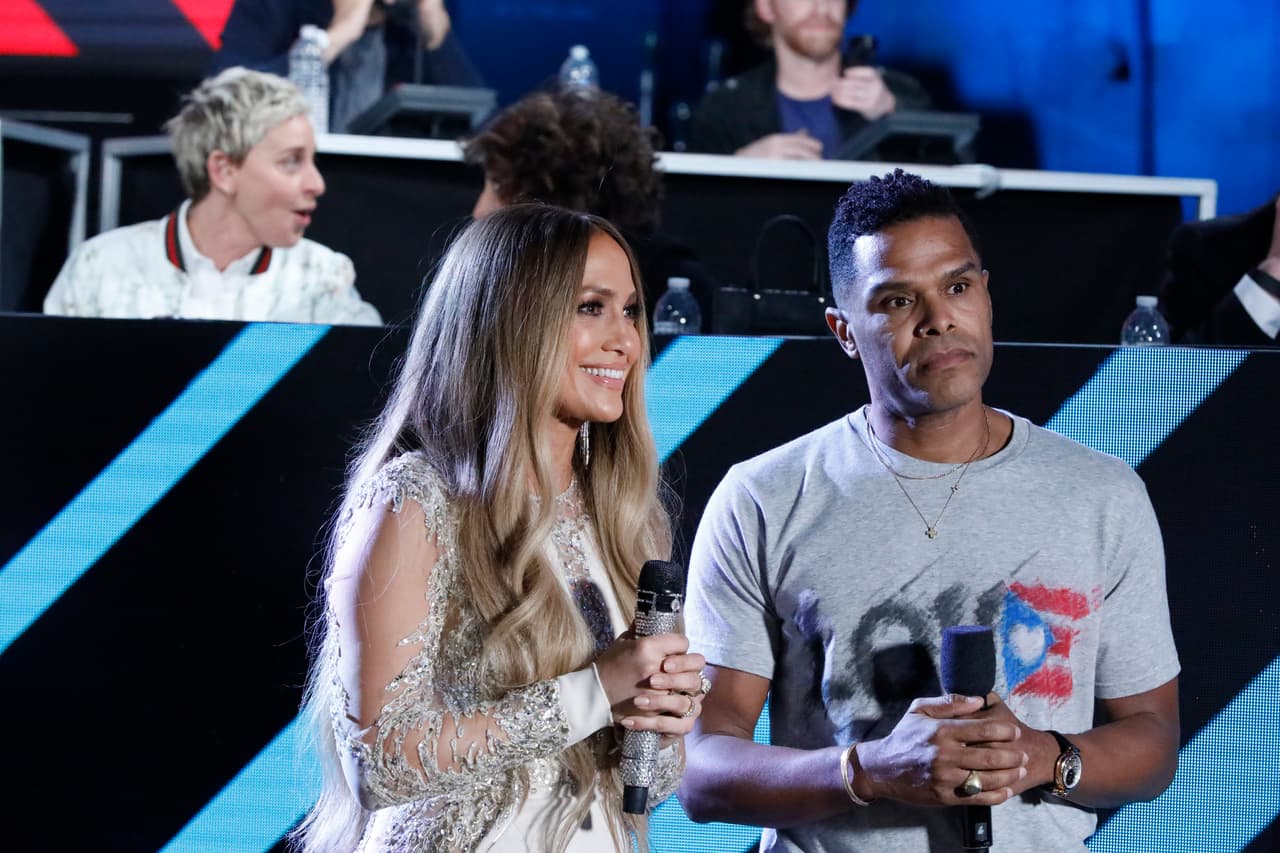 Jennifer le sacó provecho a cada atuendo aunque lo lucía por unos minutos. Aquí en el área donde recibían llamadas acompañada del cantante Maxwell.