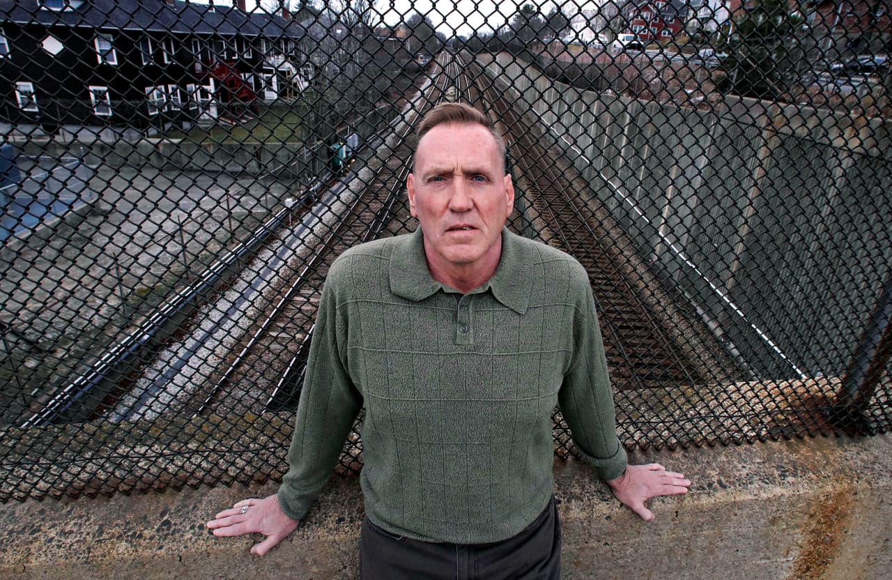 Luego de una lesionarse el cuello y fracturarse una vértebra en un accidente laboral en 2004, a Jimmy Duran le prescribieron opioides para el dolor como Oxycodin, Percocet y morfina. 
<b>"Me arruinaron la vida. Me doblegaron"</b>, cuenta al narrar los comienzos de su adicción, de la que 
<a href="http://www.univision.com/noticias/uso-de-drogas/este-hombre-supero-la-adiccion-a-los-opioides-sin-ayuda-algo-casi-imposible-de-lograr">logró recuperarse</a>. Ahora es consejero en un programa de prevención y tratamiento contra el abuso de sustancias en Quincy, Massachussets. 
<br>