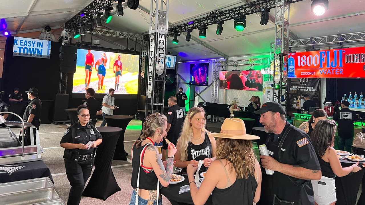 Para entrar, se debe pagar 20 dólares y podrás disfrutar de música en vivo y un plato de carne. Los boletos los puedes comprar en las puertas del estadio.