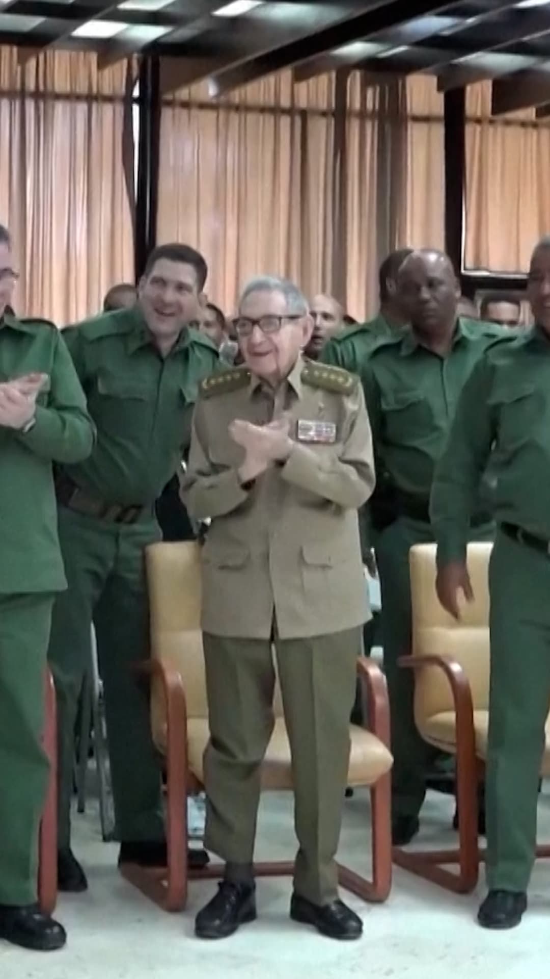 Reaparece Raúl Castro