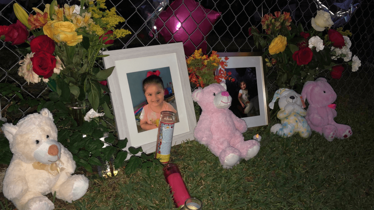 Familiares se despidieron de Kylie Ortega, una niña de 4 años que falleció por un atropellamiento accidental. Ellos se reunieron para una oración y honrar a la pequeña.