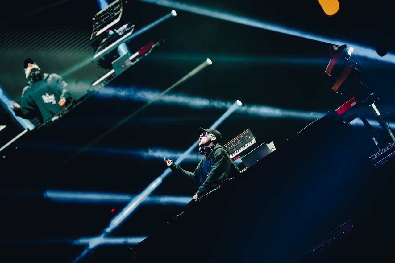 El momento más esperado de la noche llegó al final de su presentación, cuando comenzó a tocar la Music Session #52, más conocida como 'Quédate' junto a Quevedo. El público explotó, cantó y brincó sin parar toda la canción.