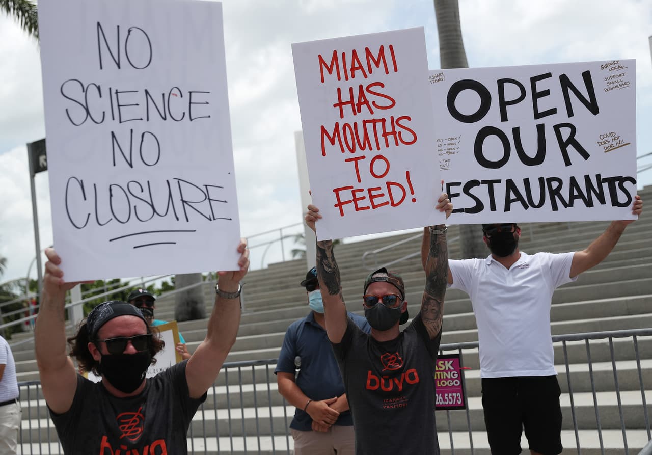 Un grupo de dueños y empleados de restaurantes se reunió a protestar frente al American Airlines Arena en el Downtown de Miami, en contra de las nuevas medidas de cierre del alcalde Carlos Gimenez, ante el aumento alarmante de casos de coronavirus.