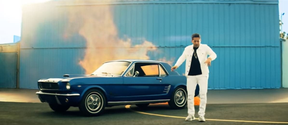 La colaboración entre
<b> De la Ghetto, Daddy Yankee y Ozuna</b> dio como resultado la canción 'La Fórmula', cuya trama se desarrolla entre helicópteros y muchos autos clásicos como este Ford Mustang 1966 con motor V8 de 6.4 litros y 318 hp.