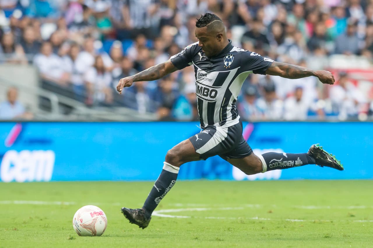 Pabón se caracteriza por su fuerte remate, velocidad y gambeta con lo que ahora se ha convertido no solo en goleador sino en asistente para sus compañeros. Fue subcampeón de la Liga MX en el primer semestre de 2016.