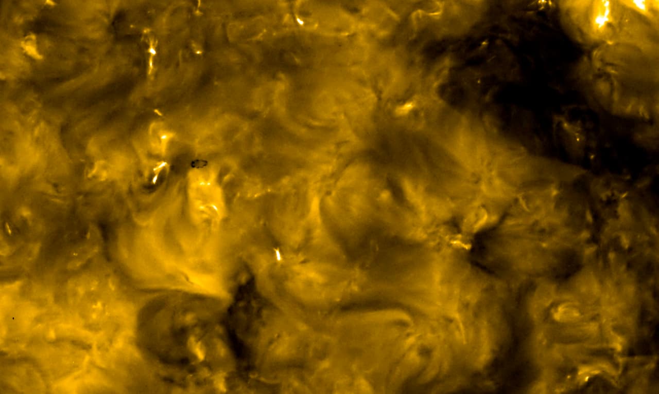 <i>Solar Orbiter </i>completó su primer paso próximo a nuestra estrella a mediados de junio y, el 16 de julio, fueron reveladas estas fotos. Es monitoreada desde el Centro Europeo de Operaciones Espaciales en Alemania y lleva instrumentos provistos por los estados miembros de la ESA y NASA.