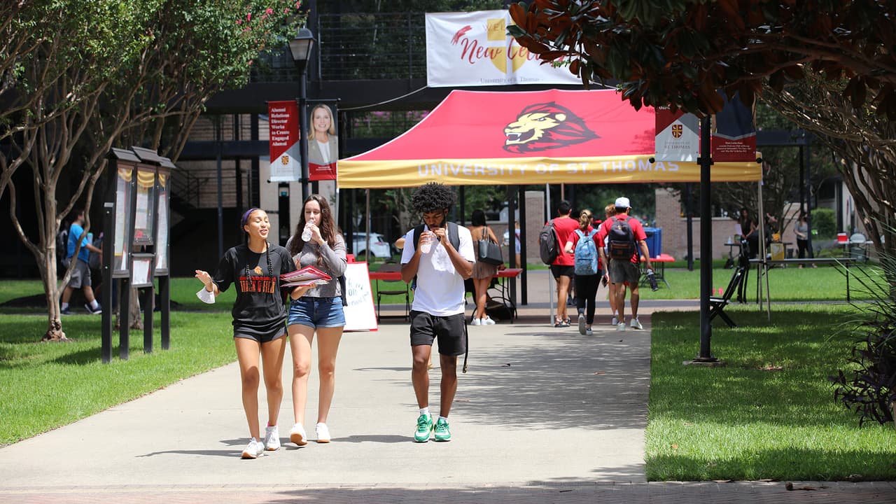 Estos programas están diseñados para ayudar a ir a la universidad a aquellas personas que no tienen oportunidad de estudiar, dijo Justo García quien es consejero de admisión en University of St. Thomas de Houston.