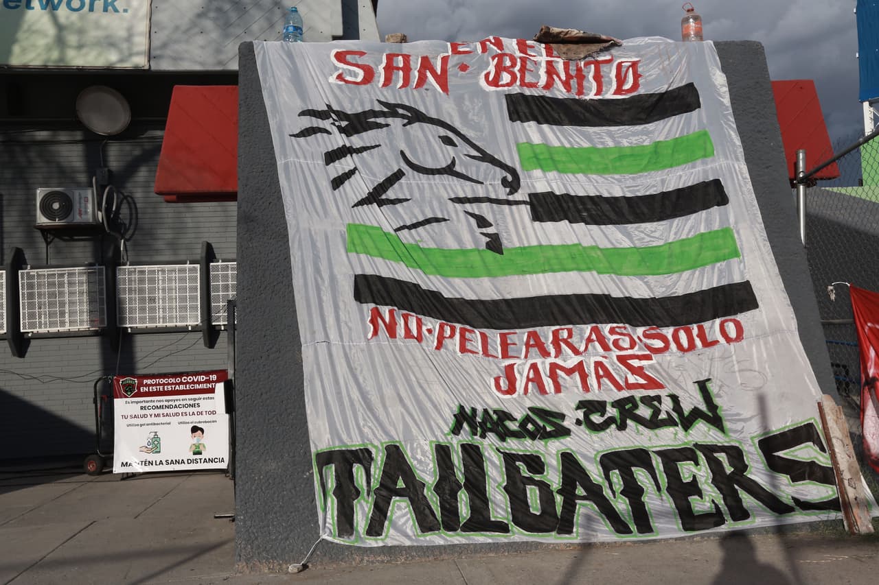 Así lucen algunos de los estadios mexicanos con el motivo de que la afición continúe en contacto con los jugadores durante cada partido.