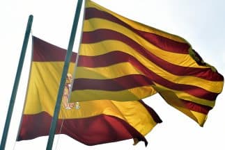 Banderas de España y Cataluña.