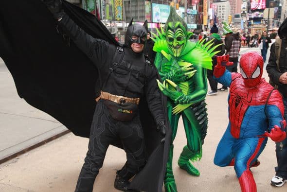 Otro hombre vestido como "spiderman" fue arrestado en febrero pasado después de que presuntamente golpeara a una mujer de 44 años de edad en la cara después de que ella se negó a darle una propina.