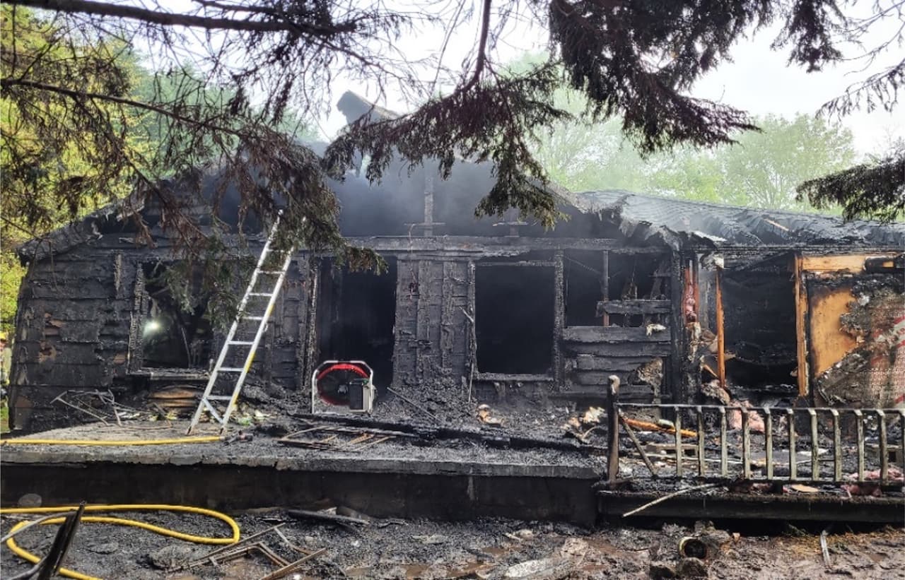 Una niña de 10 años muere en un incendio, su hermano de 15 es sospechoso de provocarlo