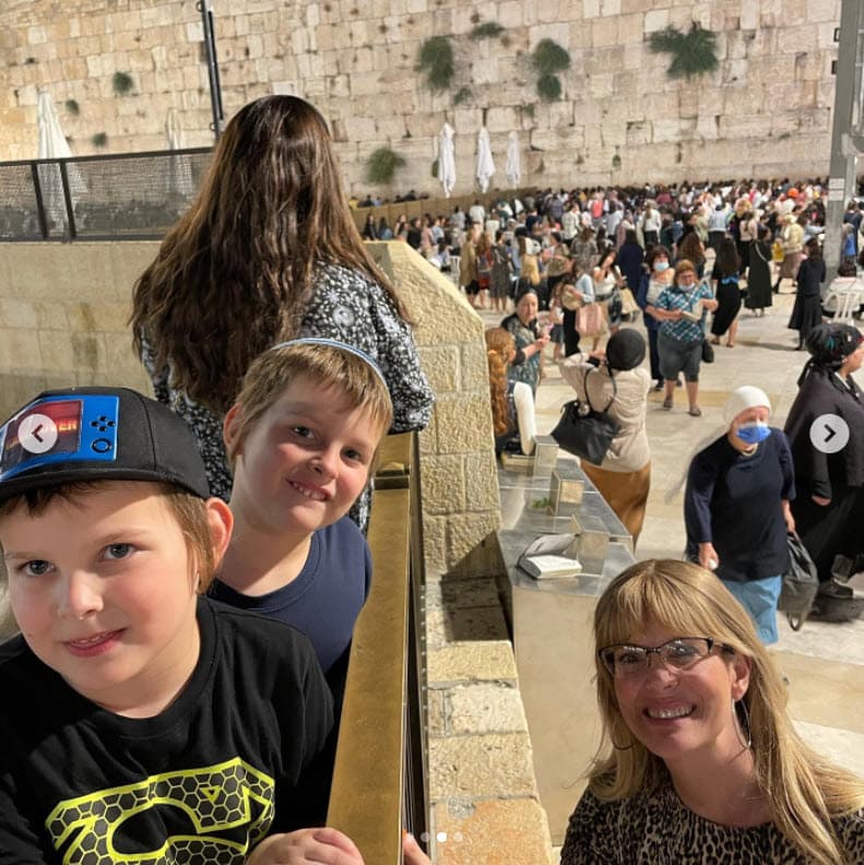 "Siempre soñé con ser una madre presente espiritualmente para no solamente estar pendiente de si se saben lavar los dientes o amarrarse los zapatos, sino crearles una conciencia espiritual a mis hijos", confesó en la entrevista.
<br>